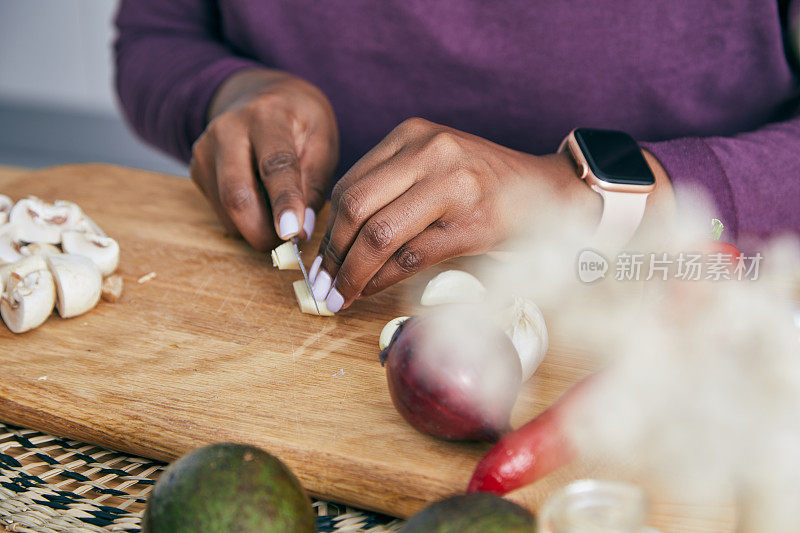 年轻女子正在准备健康的素食团子