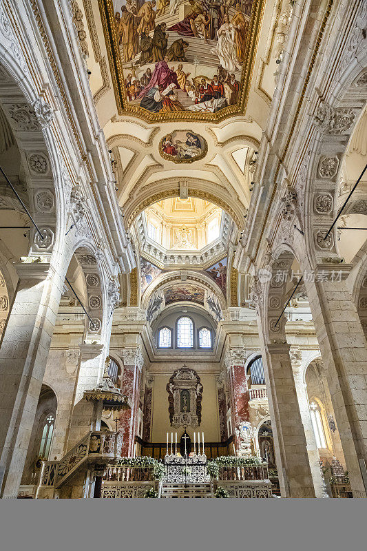卡利亚里大教堂内部(撒丁岛，意大利)