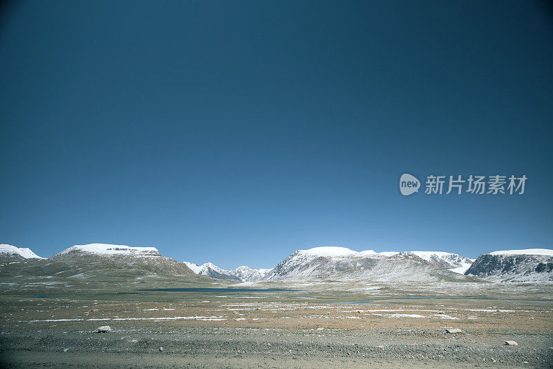 阿拉贝尔高原上白雪皑皑的山峰和融化的湖泊