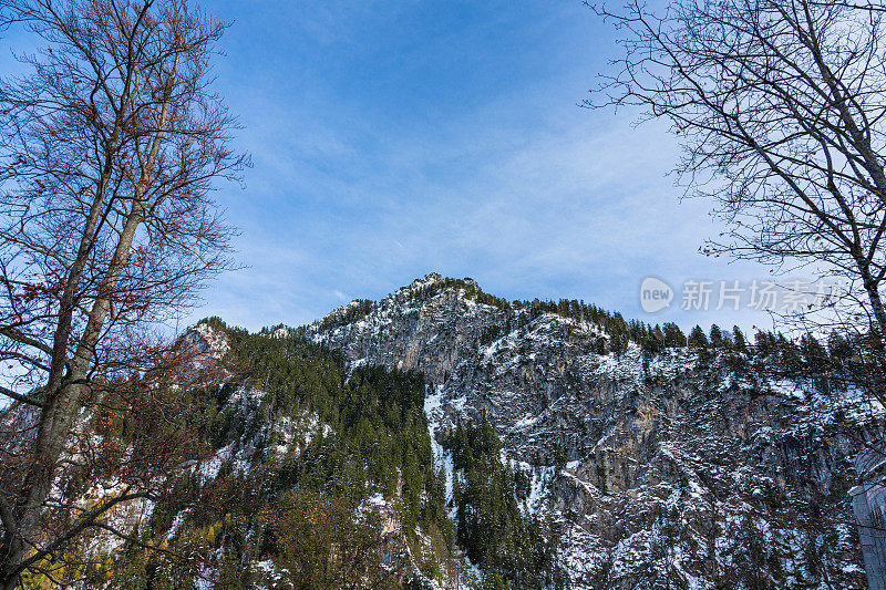 德国新天鹅堡后面的雪山和佩拉特峡谷