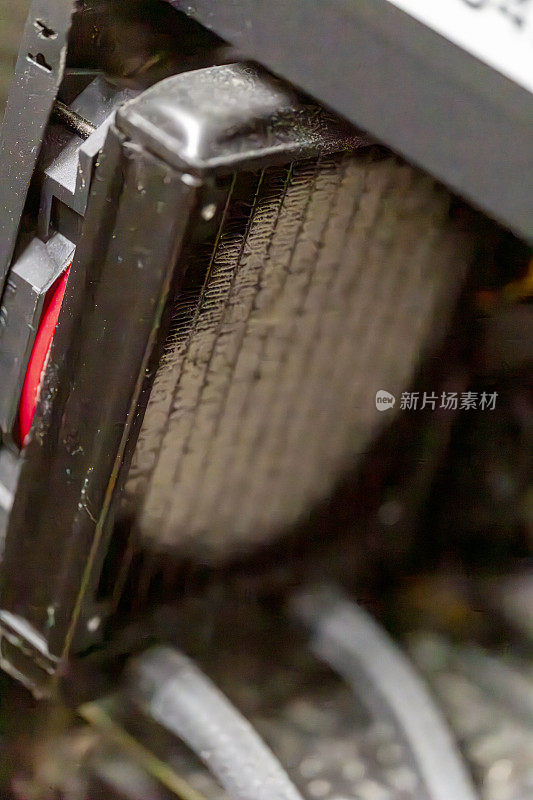 研究中，塔式工作站PC上布满灰尘的主板和GPU