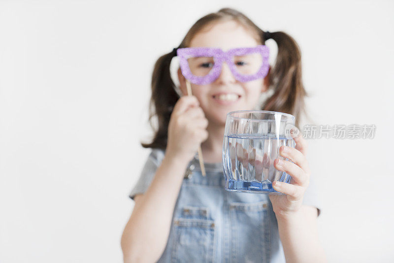 小女孩喝水