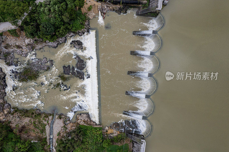 洪水后的湖面和水库大坝鸟瞰图