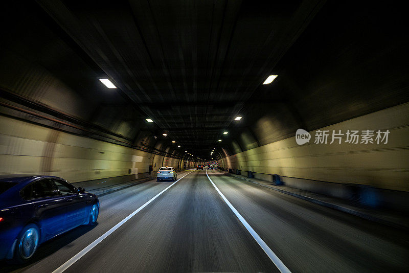 汽车行驶在城市隧道中，模糊地移动着