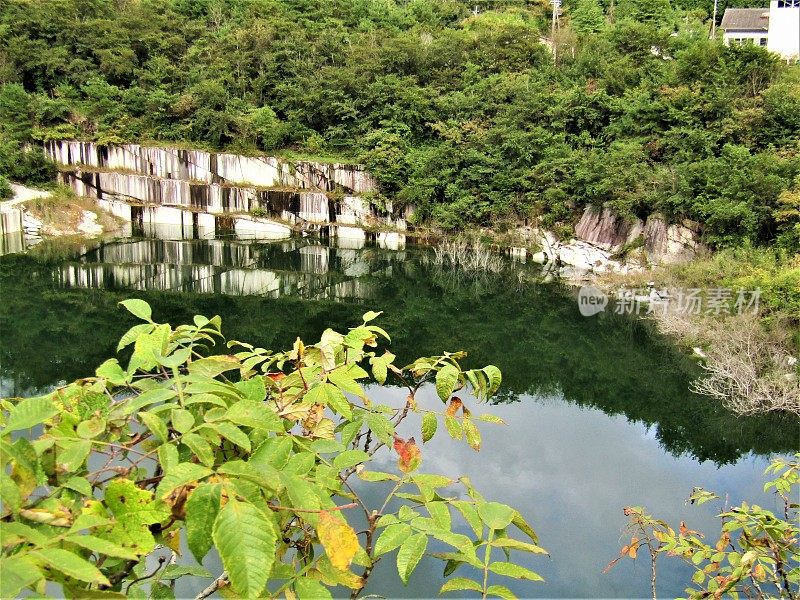 日本。山湖与异国情调的岩石。