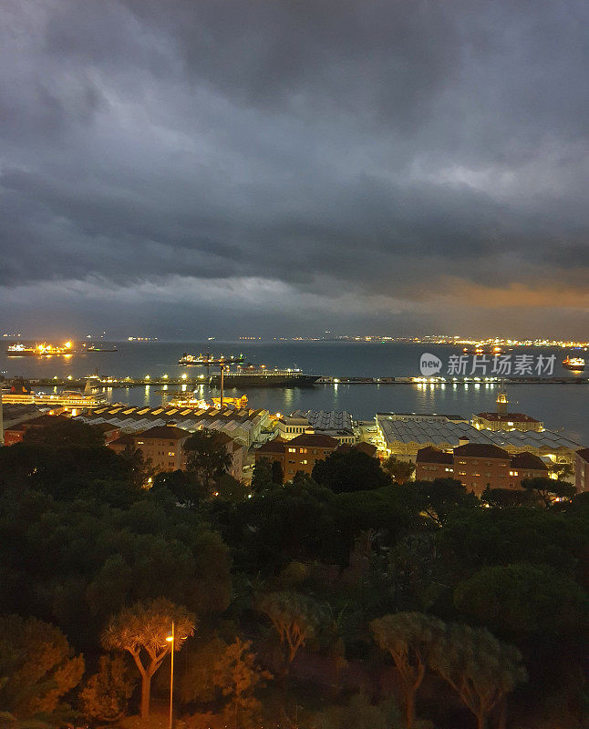 夜景:直布罗陀湾，垂直