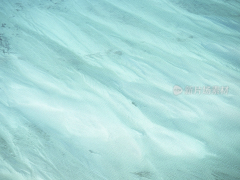 沙子和水从上面荡起涟漪