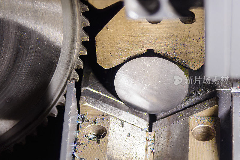 近景圆锯切割机用冷却液法切割金属轴类零件的操作。