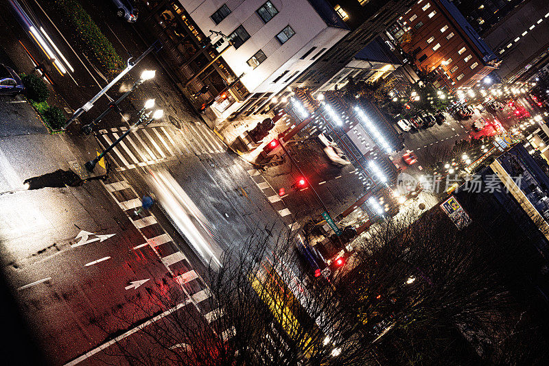 城市街道夜间汽车运动模糊的前景