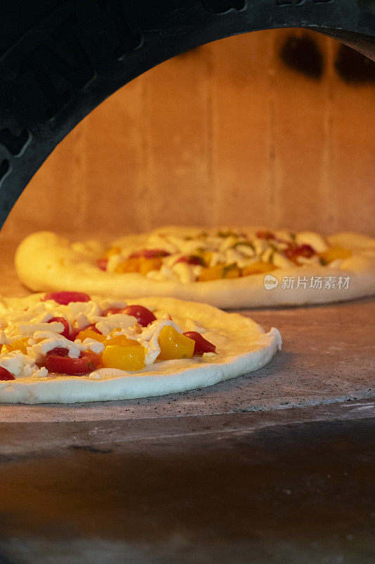 用柴火烤炉做无麸质披萨