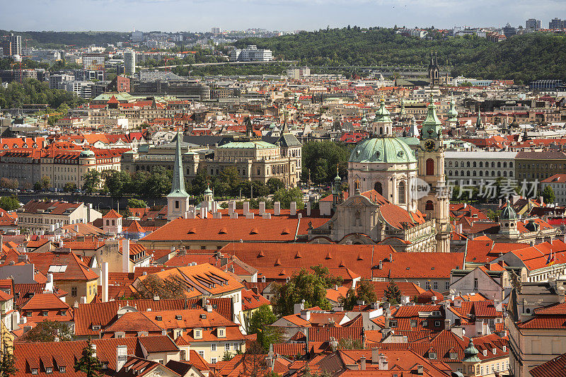 从彼得林花园果园俯瞰布拉格城市天际线，捷克共和国