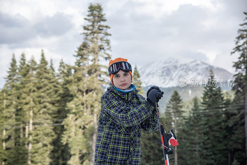 滑雪和雪的乐趣。孩子滑雪。儿童冬季运动