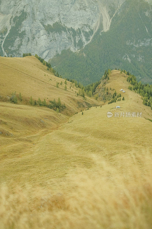 凸出的崎岖山脉的景色