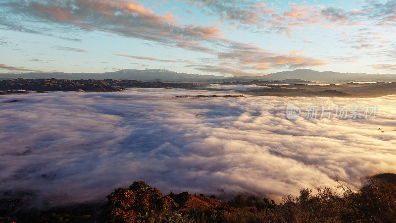 日出时，俯瞰南加州雾气弥漫的埃尔西诺山谷