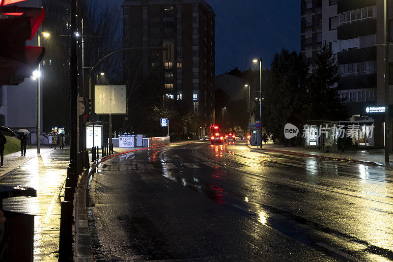 西班牙巴利亚多利德，下雨天夜晚的街道