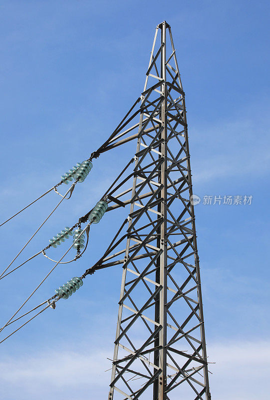 高塔用高压电缆将电力从变电站输送到用户