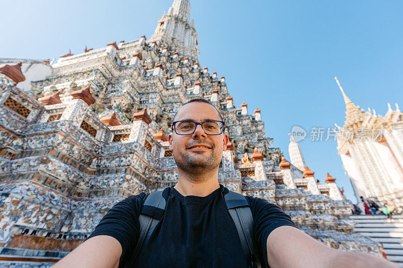 一名年轻人在泰国曼谷的黎明寺自拍