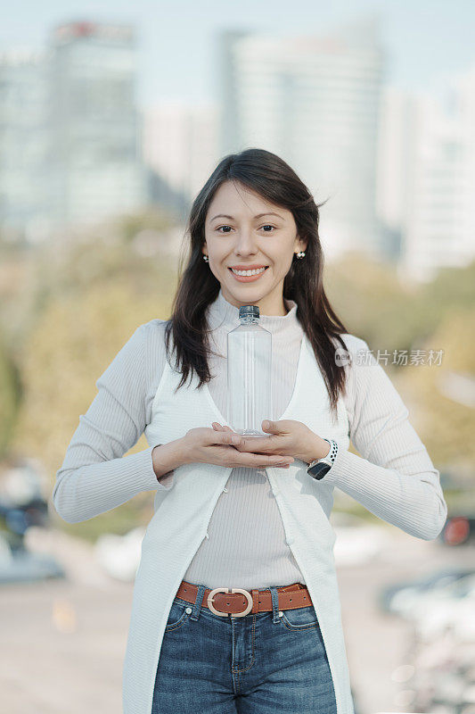 拉丁美女手里拿着PET瓶