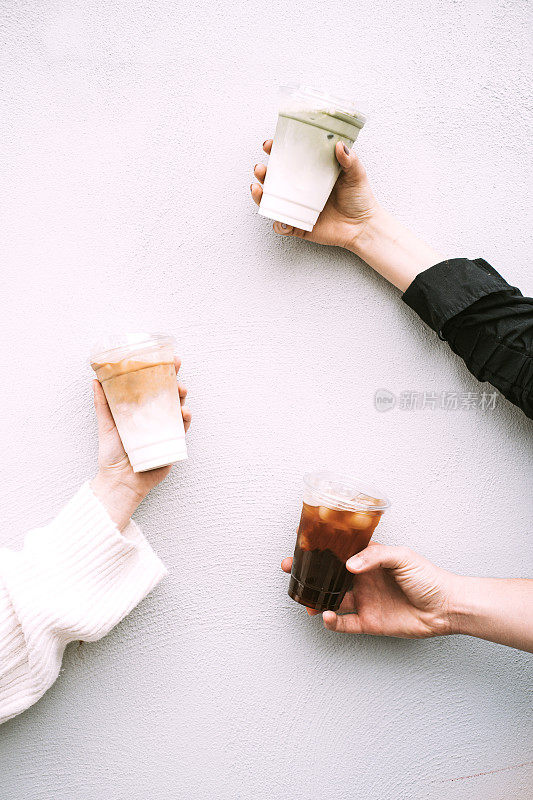 抹茶拿铁，冰美式咖啡和冰拿铁在白墙前