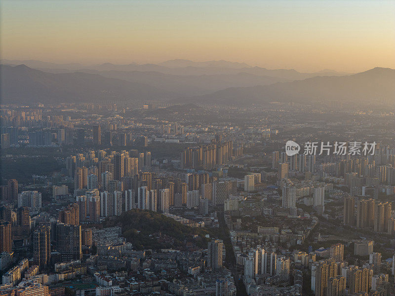 早晨的阳光照在城市建筑物上的鸟瞰图