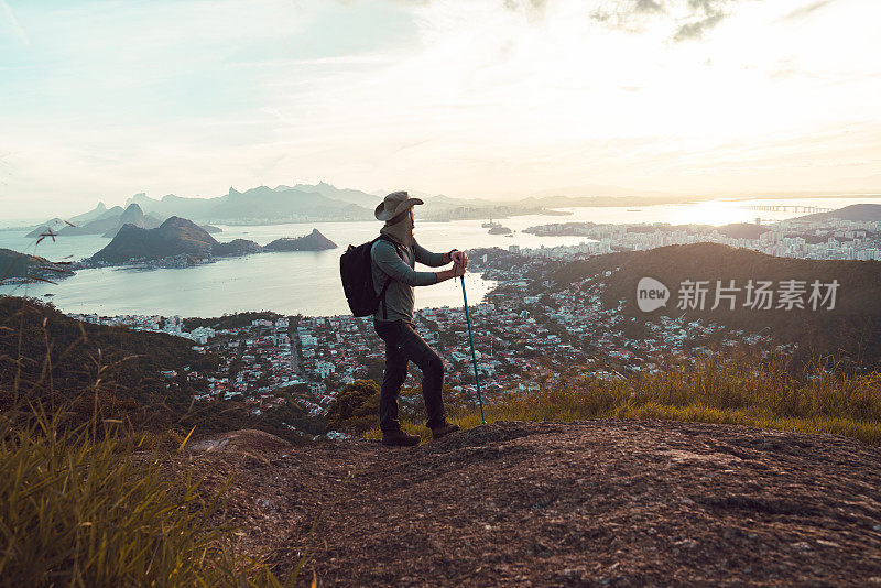 英俊的年轻人徒步旅行