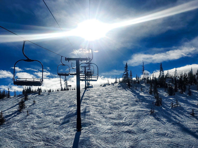 从滑雪缆车可以看到阳光。犹他州布莱恩黑德滑雪场。