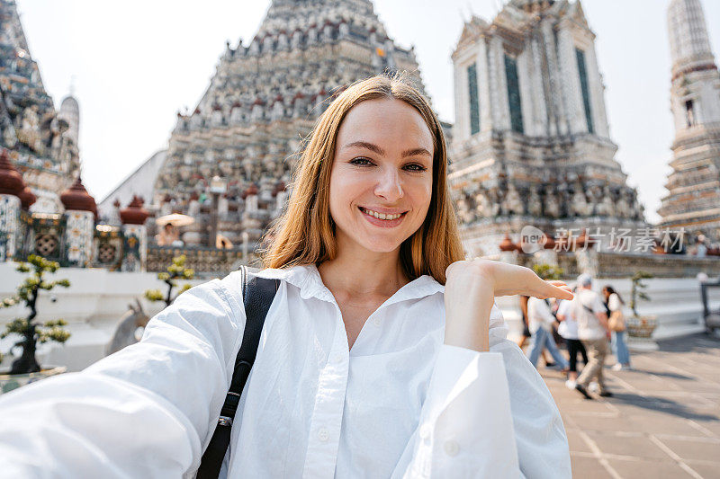 年轻女子在泰国曼谷的黎明寺自拍