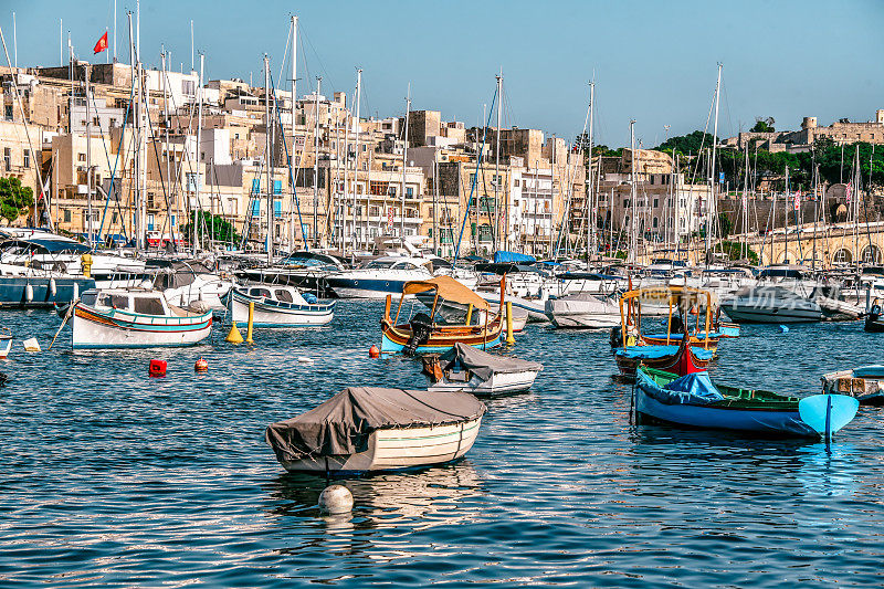 渔船和游艇停泊在Birgu海滨，马耳他