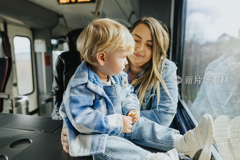 年轻的母亲带着她的男婴乘火车旅行