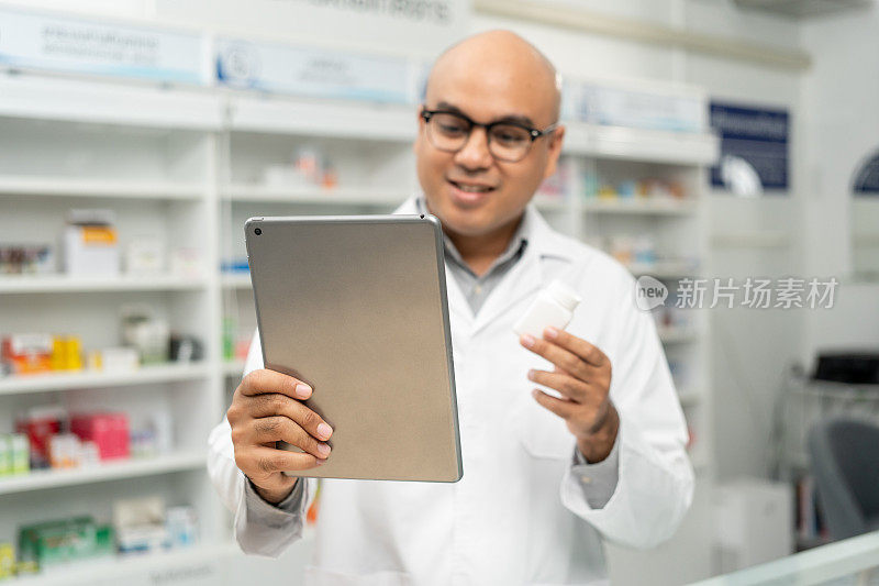 穿着制服的专业药剂师拿着药瓶，通过在线视频会议向站在药品货架柜台附近的顾客提供建议。药剂师库存药