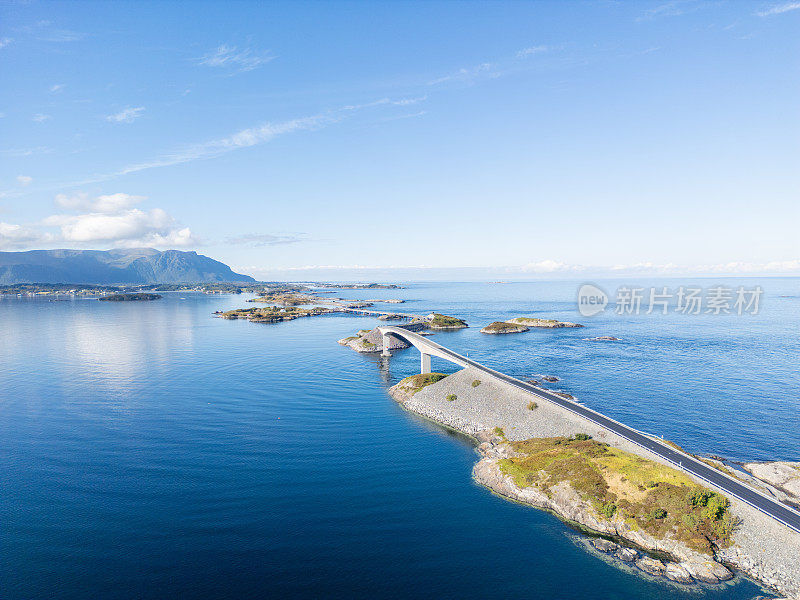 在平静的海面上的岩石岛上架起一座桥