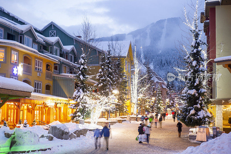 冬季滑雪小镇的夜景