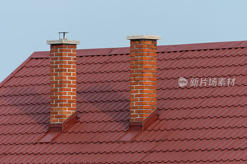 瓦片屋顶上的砖砌烟囱