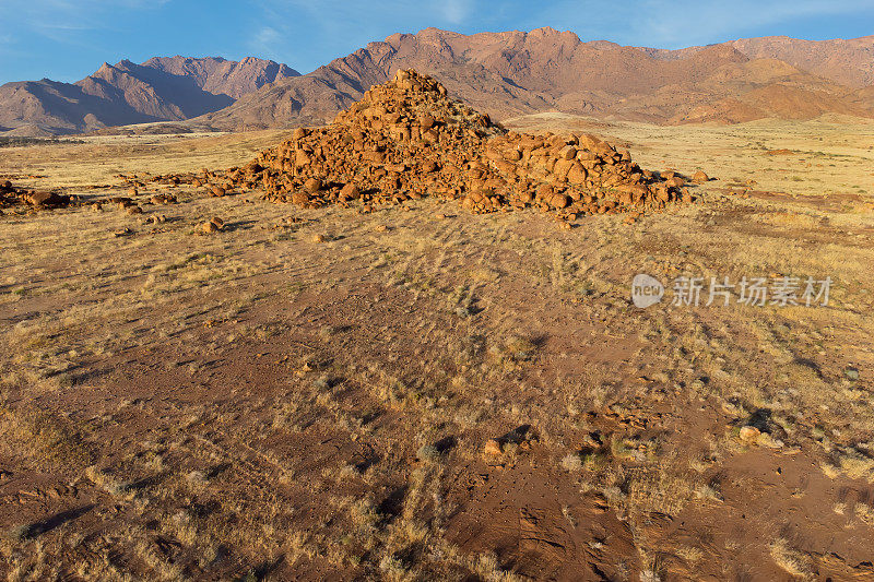 风景优美的沙漠景观，岩石和干旱的草原，纳米比亚的Brandberg山