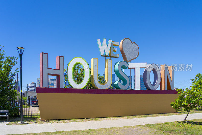 “我们爱休斯顿”的标志以休斯顿市中心为背景。休斯顿，德克萨斯州，美国。