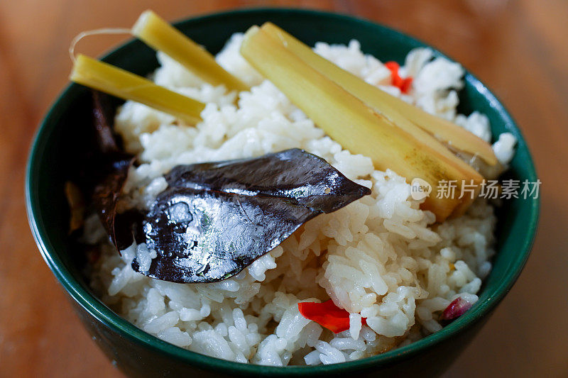 一碗巽他活米加香料，放在木桌上，印尼传统美食