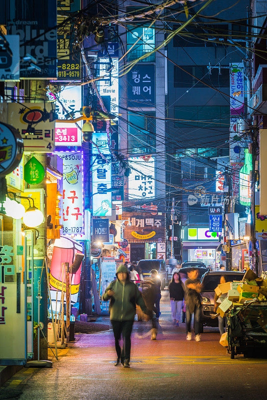 首尔的霓虹灯之夜，繁忙的街道照亮了韩国的城市景观