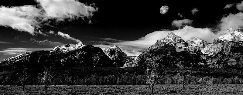 美国怀俄明州大提顿国家公园的提顿山脉上壮观的月出