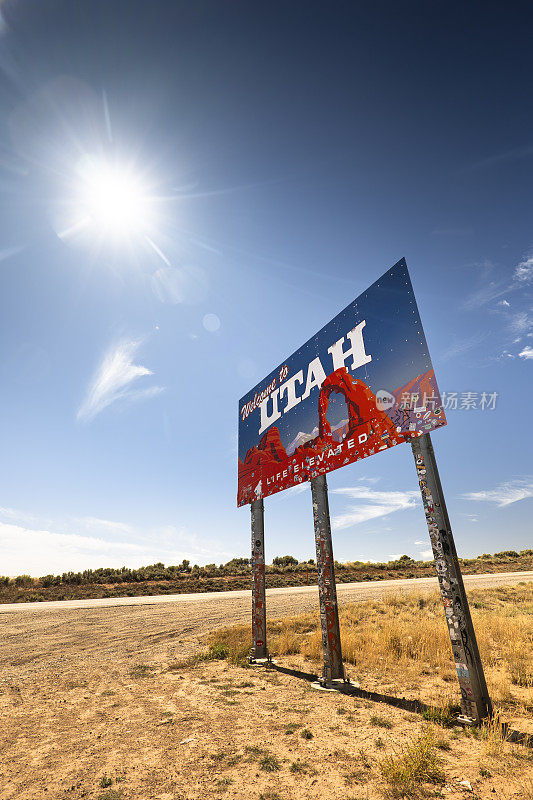犹他州州际公路边界一侧的欢迎标志