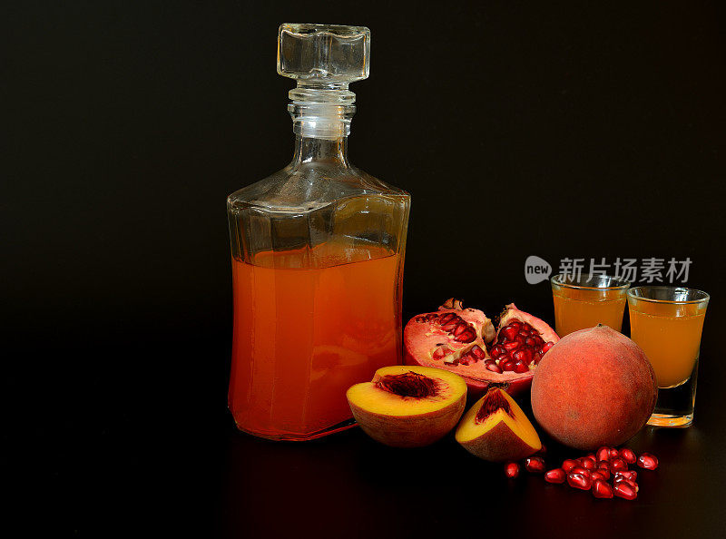 黑底石榴桃利口酒，一瓶两杯，配自制酒精和成熟水果。