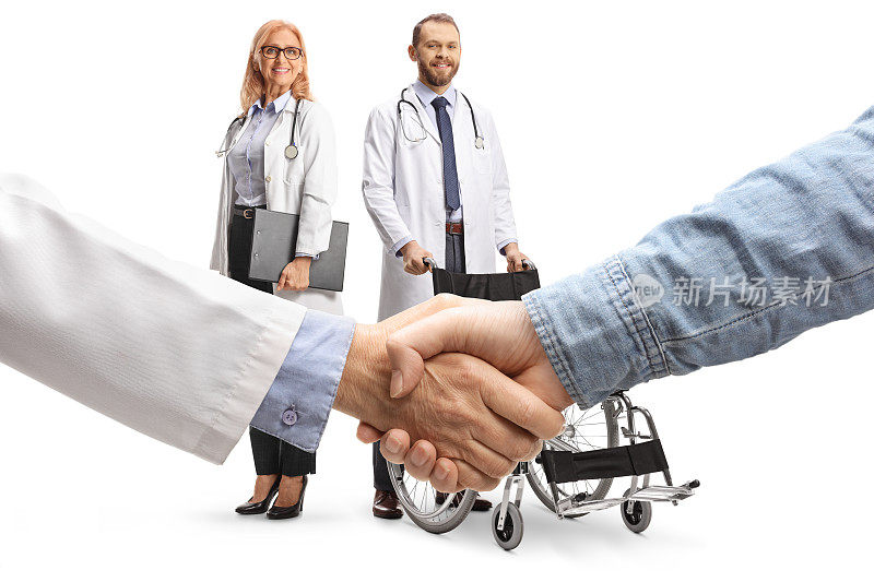 男女医生与病人握手，是信任和保健的概念