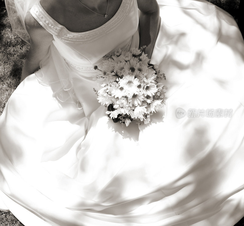 一个穿着婚纱的新娘的单调照片