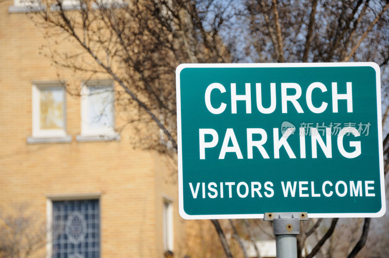 教堂停车欢迎游客的标志