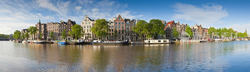 阿姆斯特丹运河边房屋的全景图