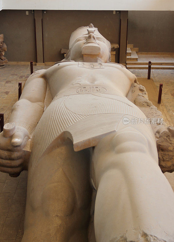 埃及孟菲斯的拉美西斯二世巨像。