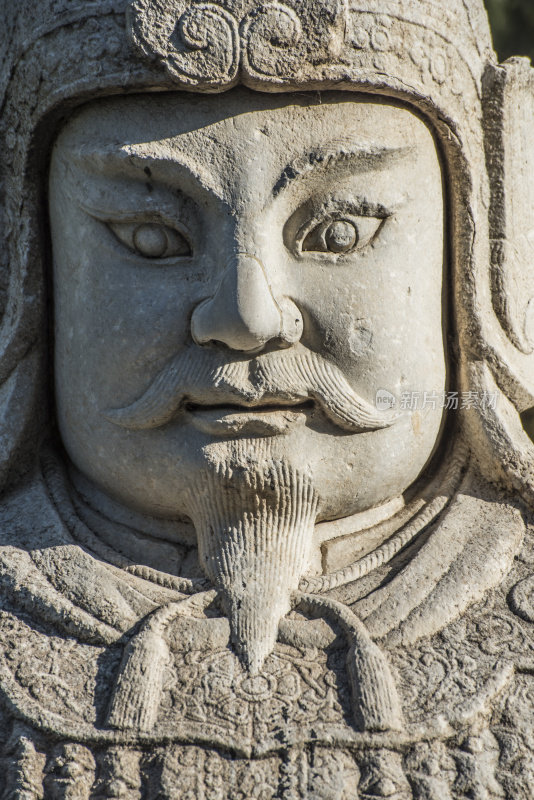 神道明十三陵的军官石像