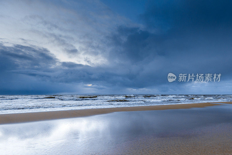 海边采用新潮的蓝色滨江色
