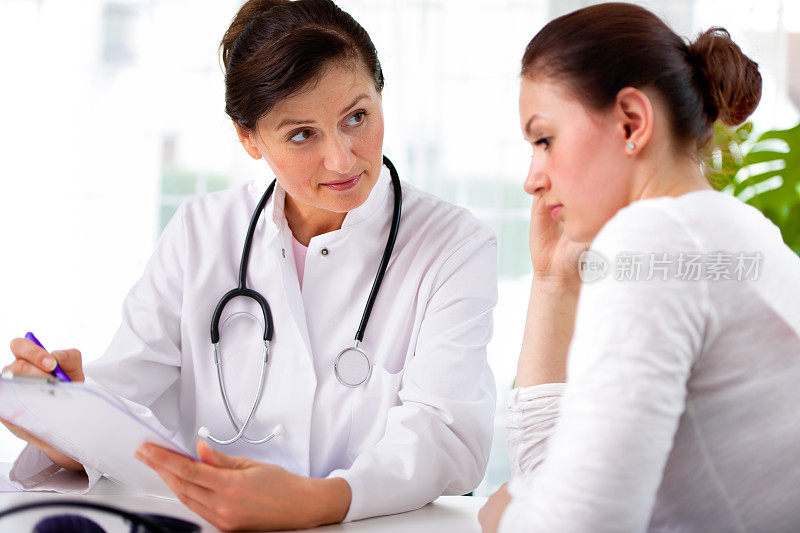 女医生和女病人在看剪贴板