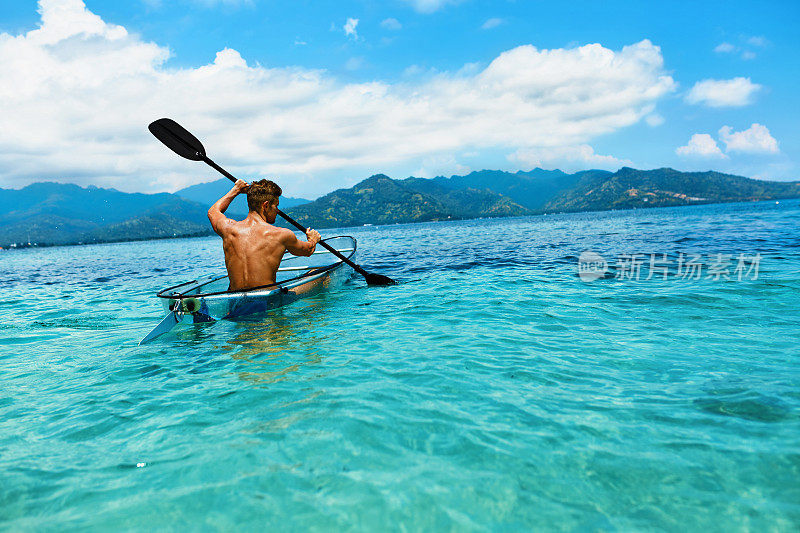 夏天旅游皮划艇。人皮划艇透明皮划艇在海洋