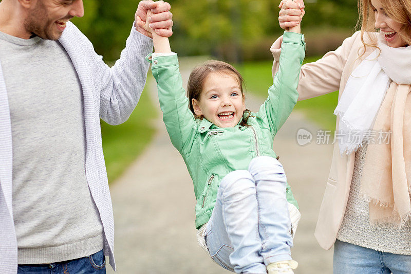 快乐的家庭在夏季公园散步，玩得很开心